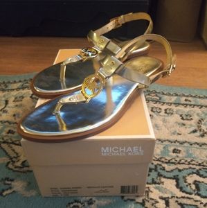 Micheal Kohrs Sondra Logo thong Sandal in Gold